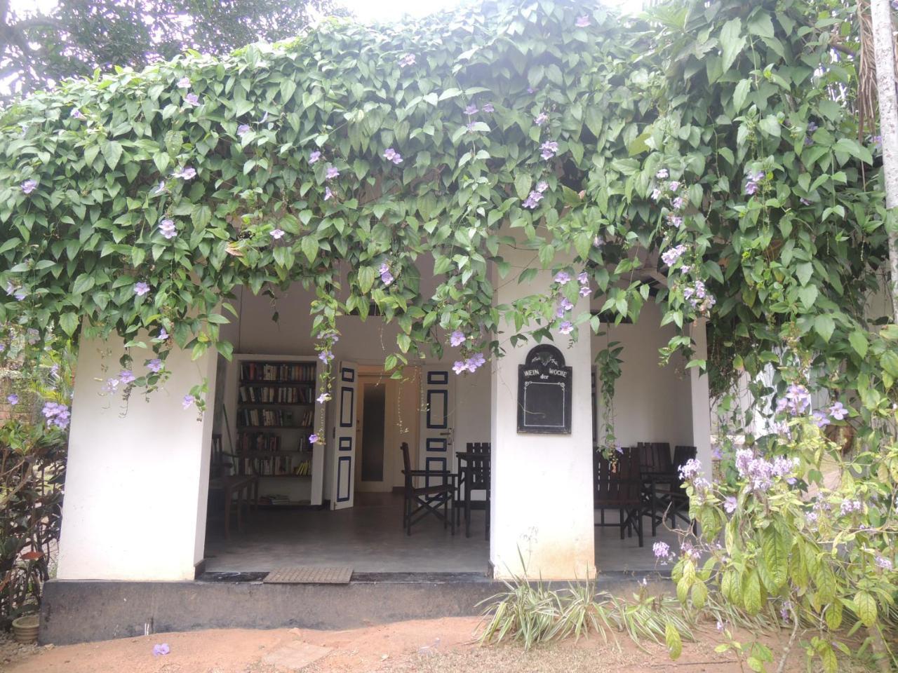 Hostel Residence Bentota Exterior photo